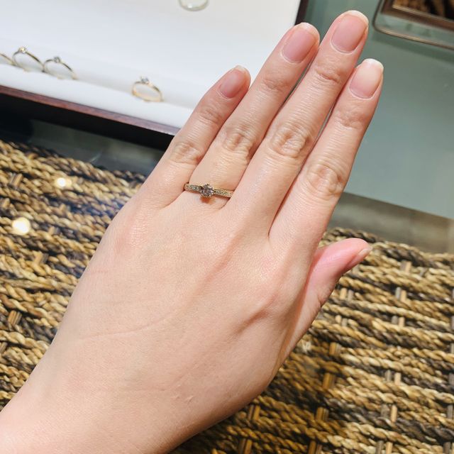 【杢目金屋(もくめがねや)の口コミ】 指輪のデザインは周りにもダイヤがあるものにしました。
木目がよく見ると…