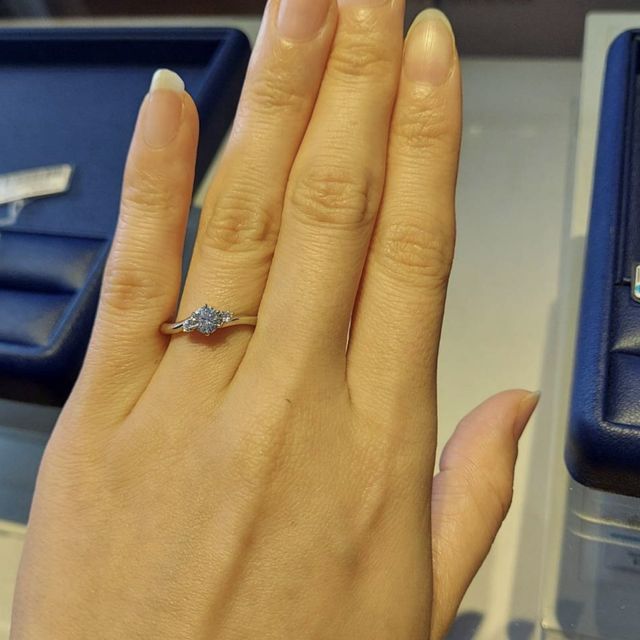 【銀座ダイヤモンドシライシの口コミ】 婚約指輪は存在感が決め手だと考えていました。
ダイヤだけの存在感だけで…