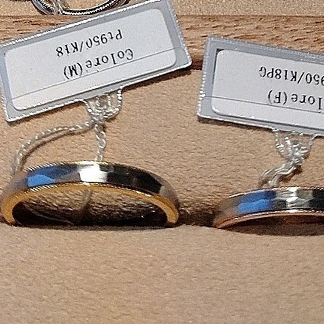 【ith(イズ)の口コミ】 プラチナで表面に特徴的なカットが入っていて、光の反射角度できらきらし…