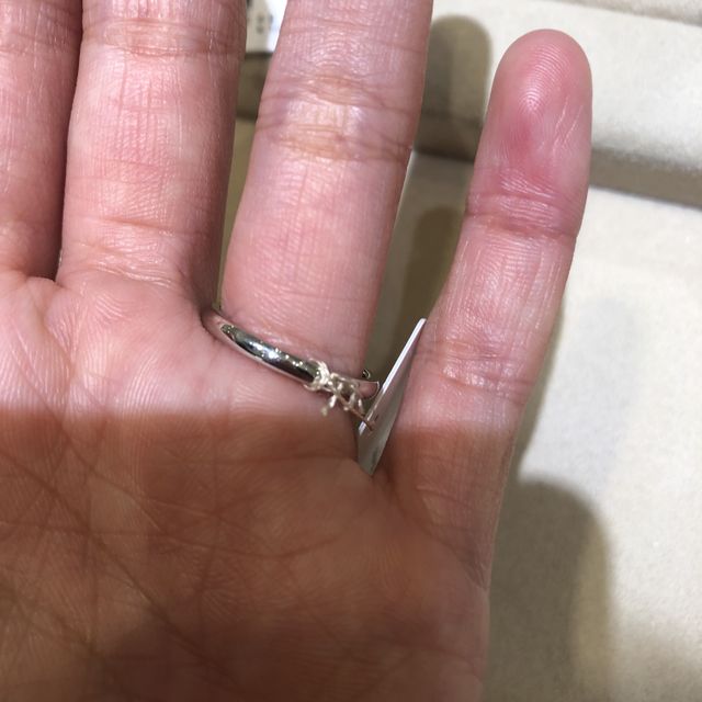 【MIKIMOTO(ミキモト)の口コミ】 3石のダイヤモンドがついたシンプルな指輪ですが、ダイヤモンドを入れると…