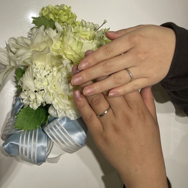 【4℃ BRIDAL(ヨンドシーブライダル)の口コミ】 デザインは男性はヘアライン加工がされていること。
女性は指輪についてい…