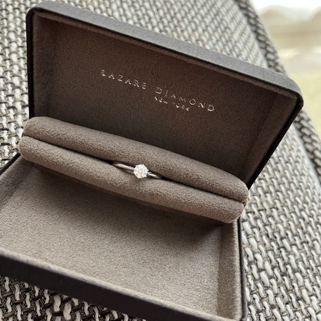 【ラザール ダイヤモンド(LAZARE DIAMOND)の口コミ】 白バラをモチーフにした指輪と聞き、彼女のイメージにぴったりだと思った…