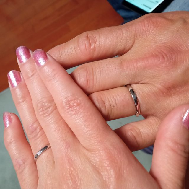 【4℃ BRIDAL(ヨンドシーブライダル)の口コミ】 日常的につけるので、シンプル。夫は身体を動かす仕事をしているので、大…