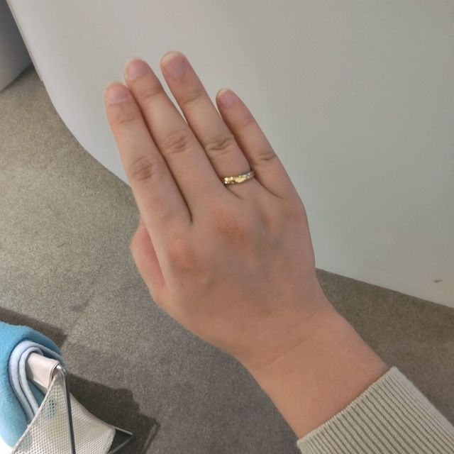 【銀座ダイヤモンドシライシの口コミ】 シンプルながらリングに少し厚みがあり、バイカラーで存在感があるデザイ…