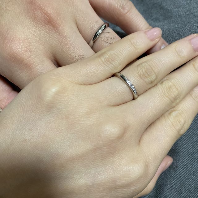 【銀座ダイヤモンドシライシの口コミ】 ・指輪のデザインはシンプルで飽きのこないもの。
・婚約指輪と一緒につけ…
