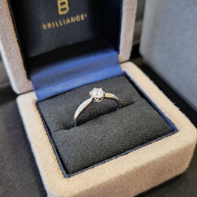 【BRILLIANCE+(ブリリアンスプラス)の口コミ】 指輪の決め手はあまり知識など選び方が分からなかったので、担当の方に丁…