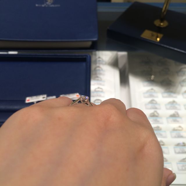 【銀座ダイヤモンドシライシの口コミ】 シンプルで綺麗な婚約指輪でした。
店員さん曰く、「お客様の意見を反映さ…