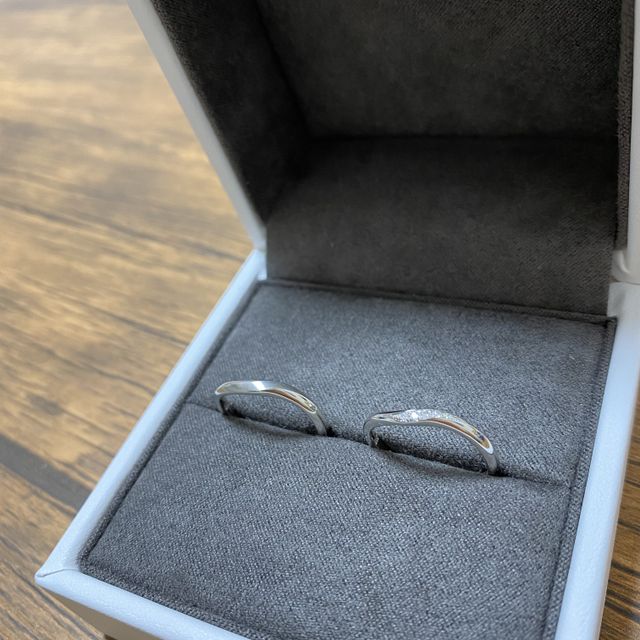 【Flowaves(フロウェーブス)の口コミ】 着け心地とデザインが決め手になりました。
シンプルなデザインですがダイ…