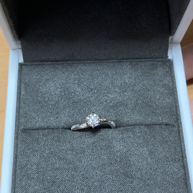 【COCKTAIL(カクテル)の口コミ】 中心のダイヤ付近がピンクゴールドの波状のデザインになっており、華やか…