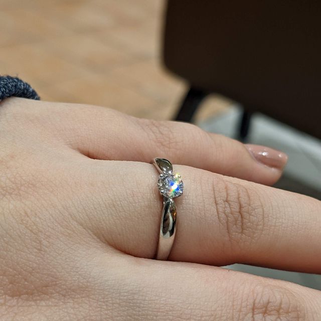 【ティファニー(Tiffany & Co.)の口コミ】 婚約指輪の王道である一石タイプのデザインを探していました。その中でも…