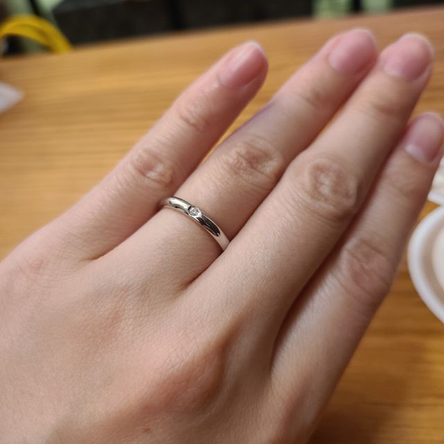 【ラザール ダイヤモンド(LAZARE DIAMOND)の口コミ】 シンプルなデザインを探しておりました。色々な店舗を見て回りましたが、…