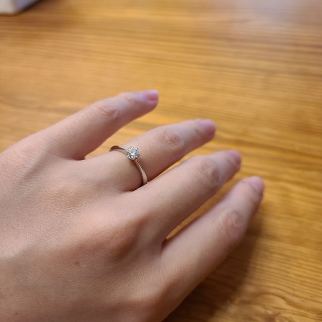 【ラザール ダイヤモンド(LAZARE DIAMOND)の口コミ】 シンプルなデザインを探しておりました。色々な店舗を見て回りましたが、…