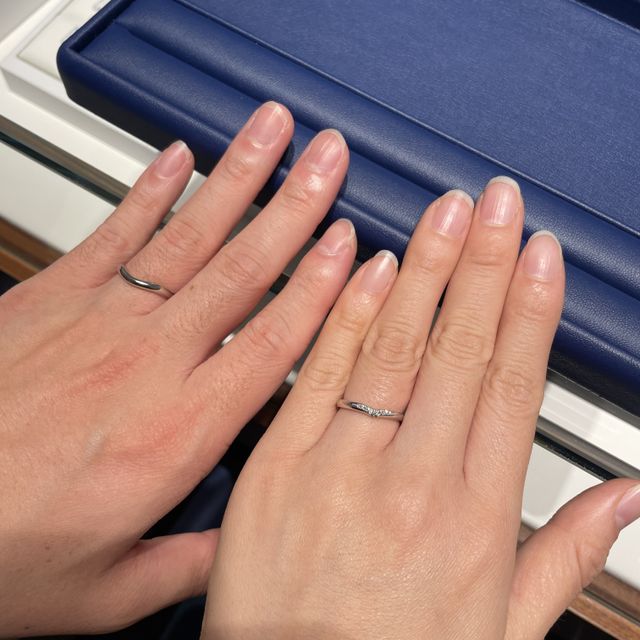 【銀座ダイヤモンドシライシの口コミ】 指が長く見えるデザインになっていて、とてもすっきりとして見えるところ…