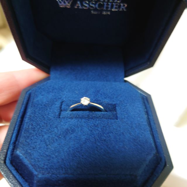 【ROYAL ASSCHER(ロイヤル・アッシャー)の口コミ】 シンプルめのもので石が一つのものが良かった
リング部分がねじれているも…