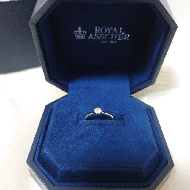 【ROYAL ASSCHER(ロイヤル・アッシャー)の口コミ】 シンプルめのもので石が一つのものが良かった
リング部分がねじれているも…