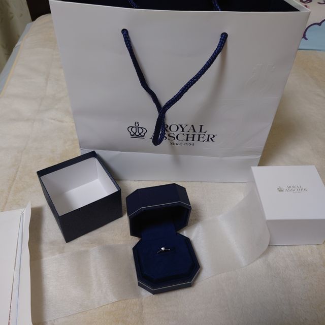 【ROYAL ASSCHER(ロイヤル・アッシャー)の口コミ】 シンプルめのもので石が一つのものが良かった
リング部分がねじれているも…