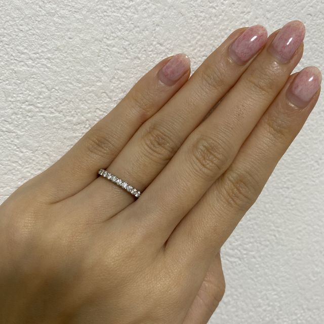 【アイプリモ(I-PRIMO)の口コミ】 指輪のデザインが素敵です。ハーフエタニティなのでダイヤがライン上に埋…
