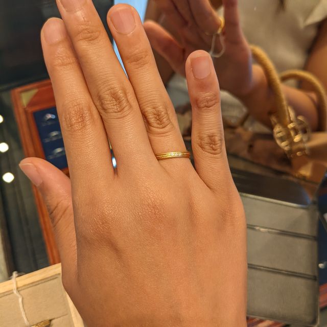 【YUKA HOJO(ユカホウジョウ)の口コミ】 真ん中のラインがミル打ちで、3石のリングです。あまりほかのお店では見か…