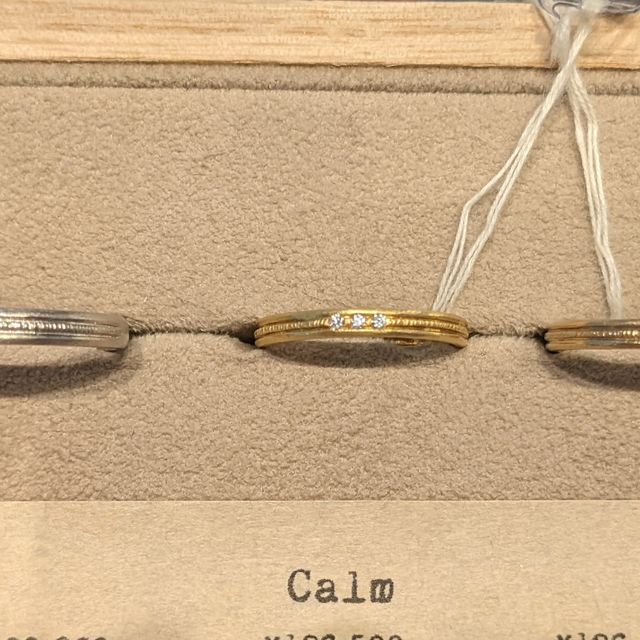 【YUKA HOJO(ユカホウジョウ)の口コミ】 真ん中のラインがミル打ちで、3石のリングです。あまりほかのお店では見か…