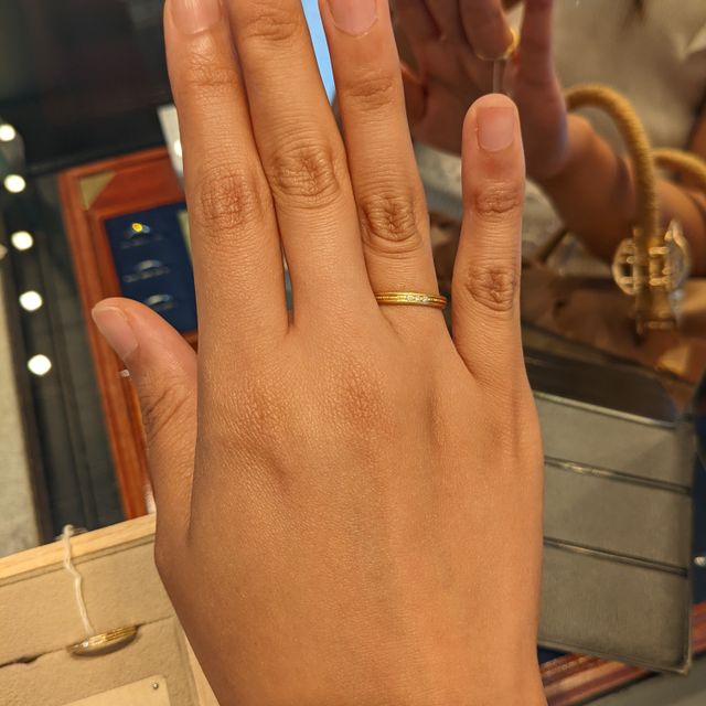 【YUKA HOJO(ユカホウジョウ)の口コミ】 真ん中のラインがミル打ちで、3石のリングです。あまりほかのお店では見か…