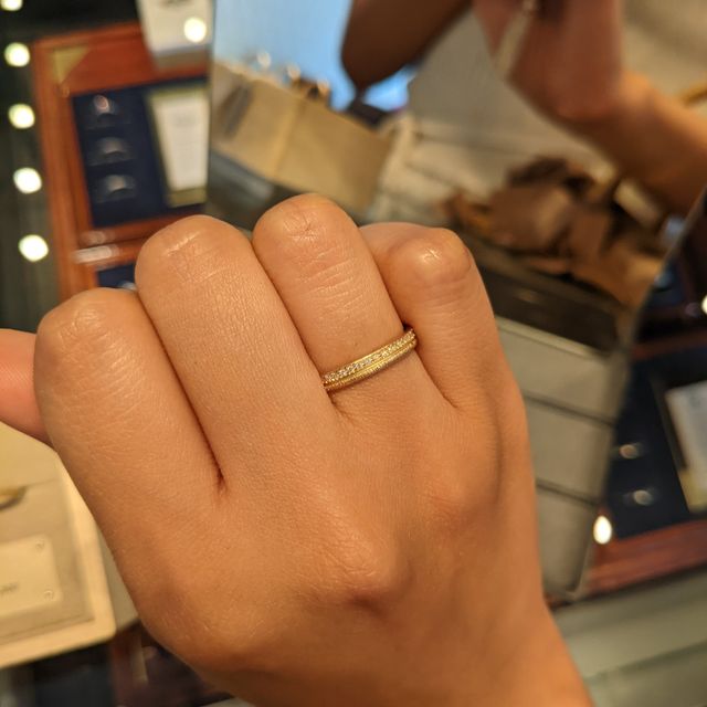 【YUKA HOJO(ユカホウジョウ)の口コミ】 下のラインはミル打ち？上は石が並んでいるデザイン性のある指輪です。こ…