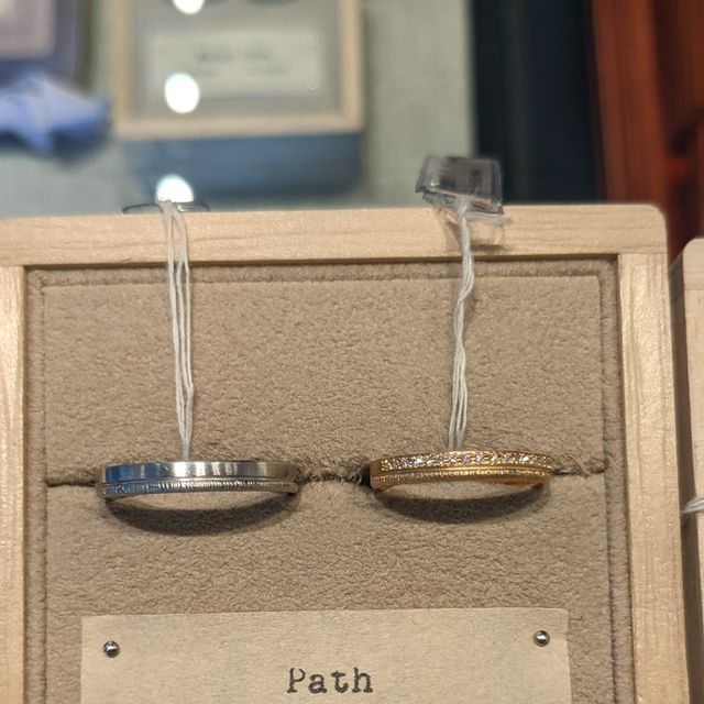 【YUKA HOJO(ユカホウジョウ)の口コミ】 下のラインはミル打ち？上は石が並んでいるデザイン性のある指輪です。こ…