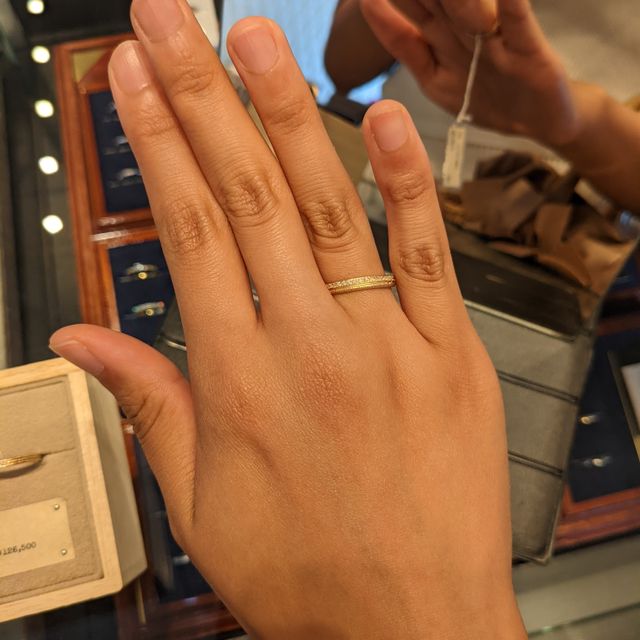 【YUKA HOJO(ユカホウジョウ)の口コミ】 下のラインはミル打ち？上は石が並んでいるデザイン性のある指輪です。こ…