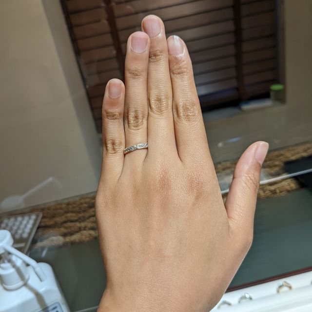 【杢目金屋(もくめがねや)の口コミ】 石が並んでいて、囲うようにミル打ちがあるかわいい指輪です。リングの側…