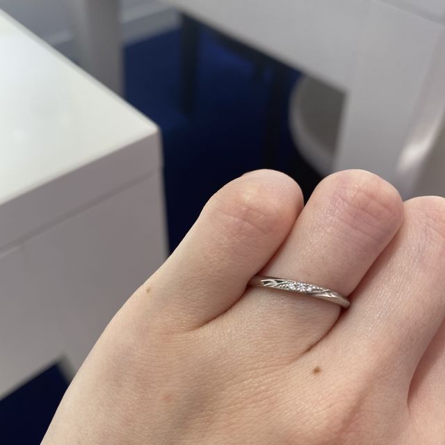 【GALA JEWELRY(ガラジュエリー)の口コミ】 試着をしてみて細めの指輪だと感じたので、担当の方に幅を測ってもらうと…