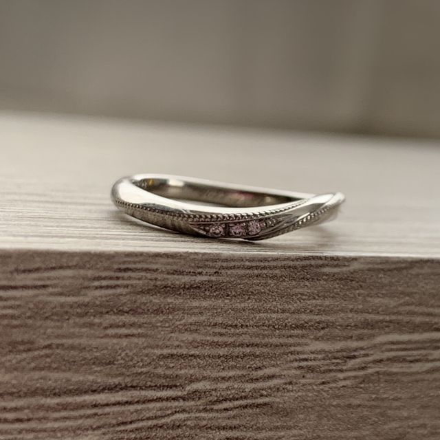 【エクセルコダイヤモンド(EXELCO DIAMOND)の口コミ】 色々なお店に行き、沢山の指輪を見ました。その中でもデザインが特徴的で…