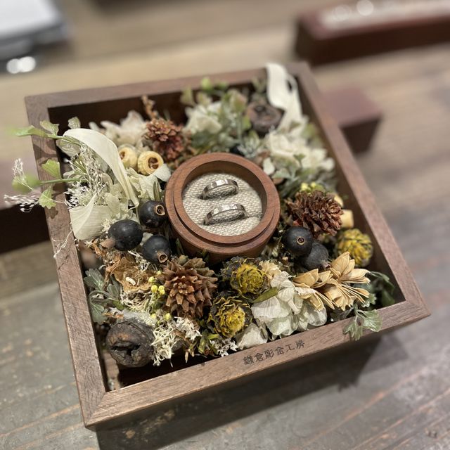 【鎌倉彫金工房の口コミ】 ナチュラルな手作り感のあるデザインに仕上げたかったため、槌目でヘアラ…