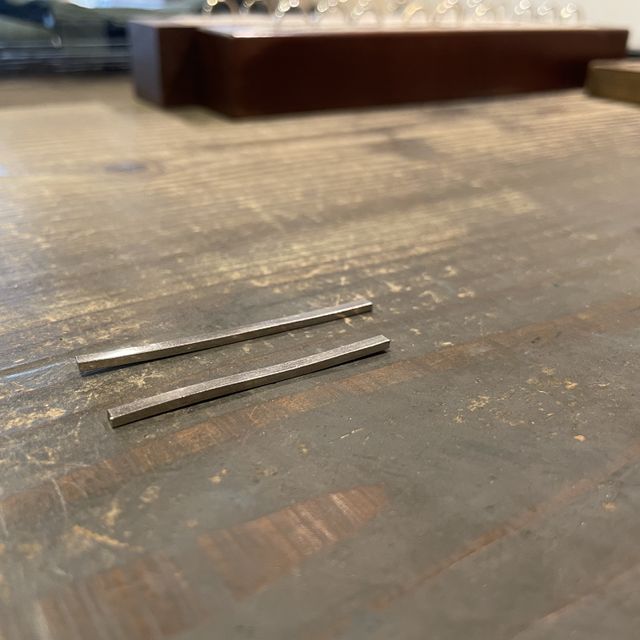 【鎌倉彫金工房の口コミ】 ナチュラルな手作り感のあるデザインに仕上げたかったため、槌目でヘアラ…