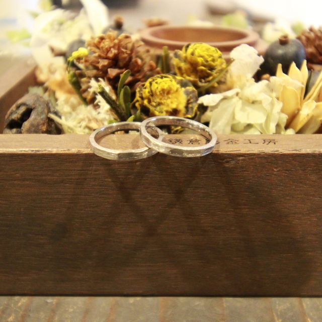 【鎌倉彫金工房の口コミ】 素材をホワイトゴールド、デザインをつちめで凹凸を作り、ヘアライン仕上…