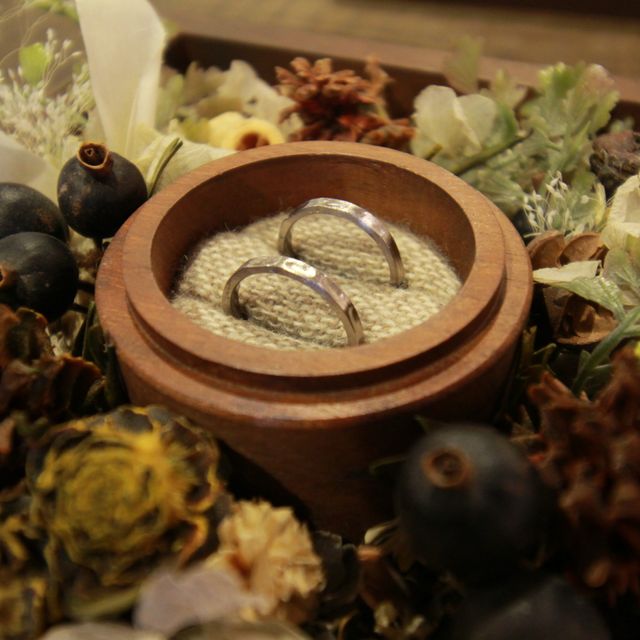 【鎌倉彫金工房の口コミ】 素材をホワイトゴールド、デザインをつちめで凹凸を作り、ヘアライン仕上…