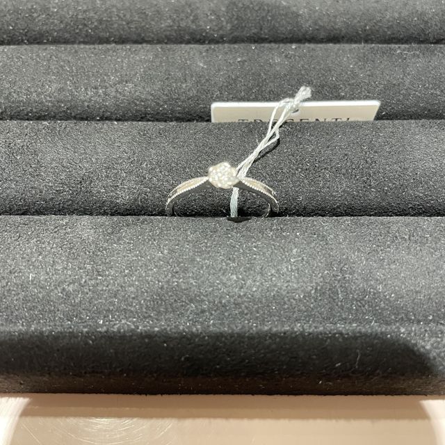 【TRECENTI(トレセンテ)の口コミ】 彼女と一緒に何がいいか探していたところ、こちらのお店のお花の形のフロ…