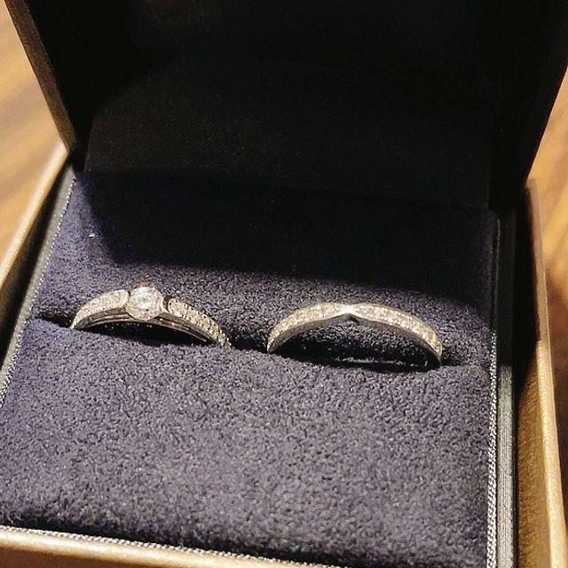 【ラザール ダイヤモンド(LAZARE DIAMOND)の口コミ】 デザインが可愛くて即決めしました♪
ダイヤがたくさんついていてゴージャ…