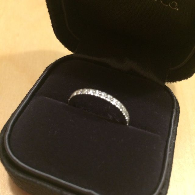 【ティファニー(Tiffany & Co.)の口コミ】 結婚指輪と重ねてつけられる指輪ん探していて、ハーフエタニティにたどり…