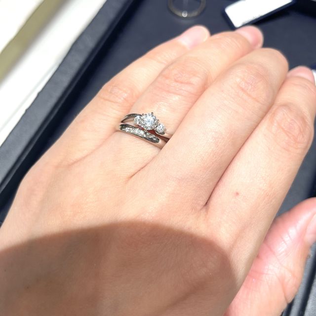 【ROYAL ASSCHER(ロイヤル・アッシャー)の口コミ】 ダイヤの配置や、指輪の幅など、自分の手にとても合っていてすごくお気に…