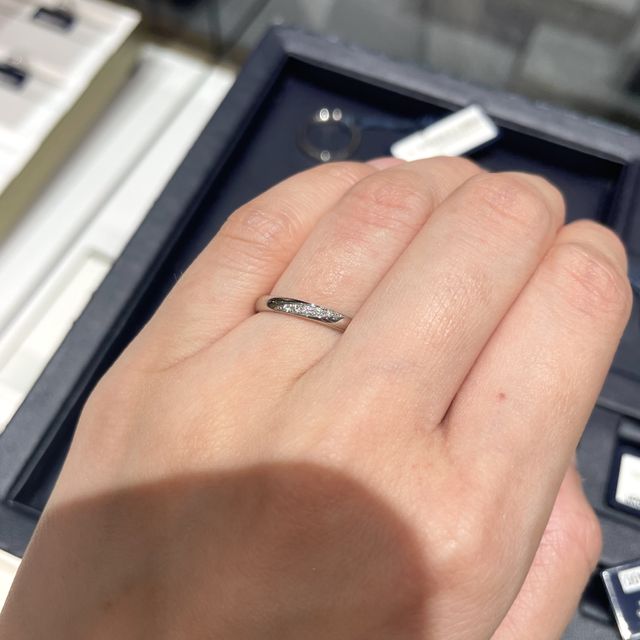 【ROYAL ASSCHER(ロイヤル・アッシャー)の口コミ】 ダイヤの配置や、指輪の幅など、自分の手にとても合っていてすごくお気に…