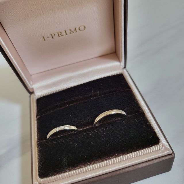 【アイプリモ(I-PRIMO)の口コミ】 そこまで主張しすぎない、シンプルな物を探していました。初めは細めのダ…