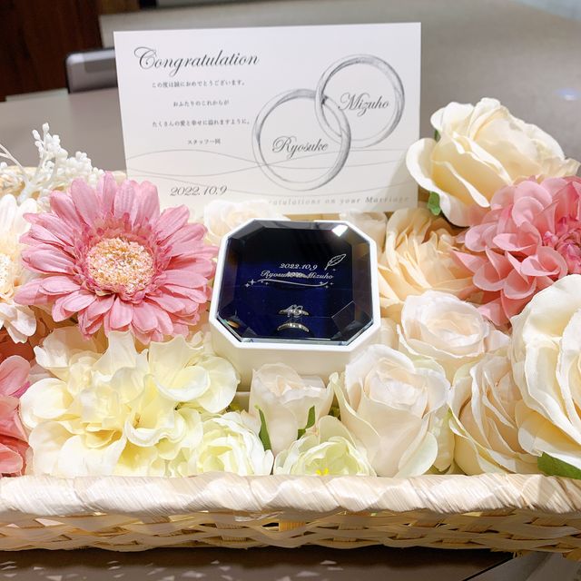 【4℃ BRIDAL(ヨンドシーブライダル)の口コミ】 ダイヤが３つ連なっているのがシンプルですが可愛く、素敵だなと思ったの…