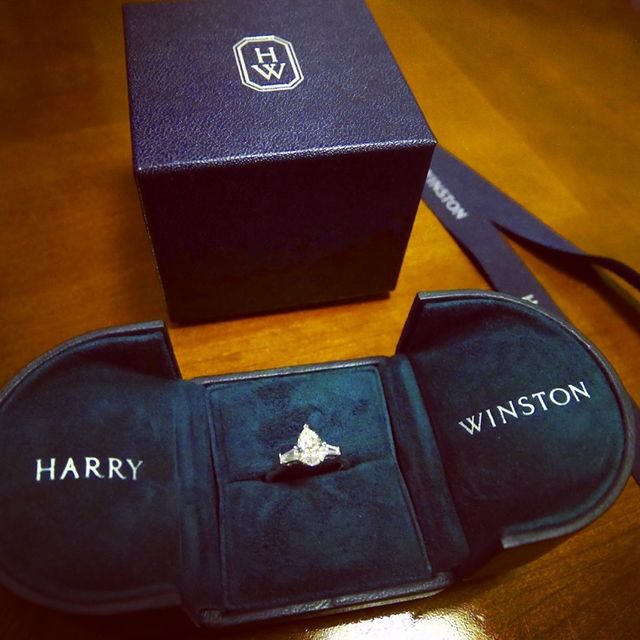 【ハリー・ウィンストン(Harry Winston)の口コミ】 ラウンドはありがちなのでペアシェイプで探していました。
クラシックなデ…