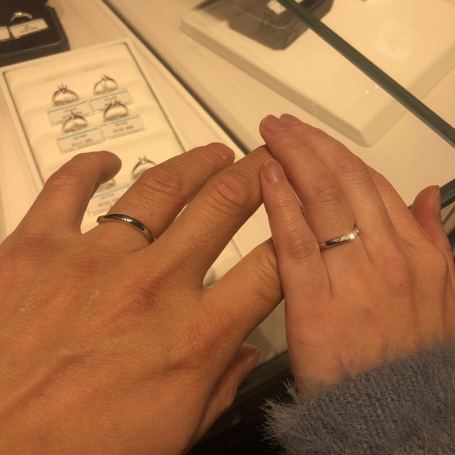 【銀座ダイヤモンドシライシの口コミ】 自分の方はシンプルが良くてストレートかな？と思ってたけどV型が付けて見…