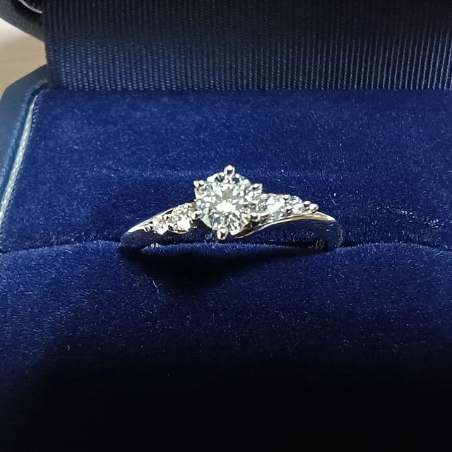 【銀座ダイヤモンドシライシの口コミ】 プロポーズリングは相手の指のサイズをはかる必要がなく、デザインをあと…