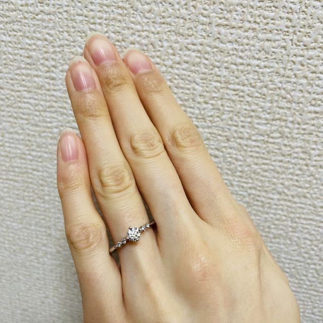 【アイプリモ(I-PRIMO)の口コミ】 中央に大きめのダイヤ。両サイドにピンクダイヤとダイヤ（小さめ）のもの…