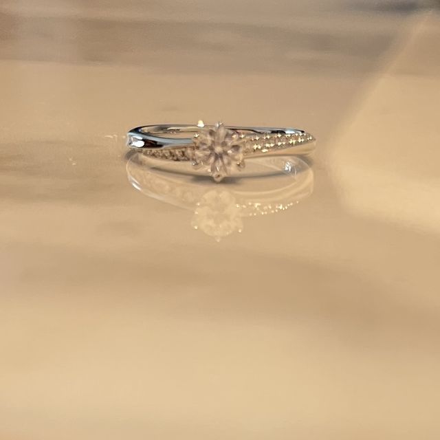 【Quand de Mariage(クワンドゥマリアージュ)の口コミ】 S字カーブの指輪で、かつ横にダイヤが入っているものがよかったので、この…