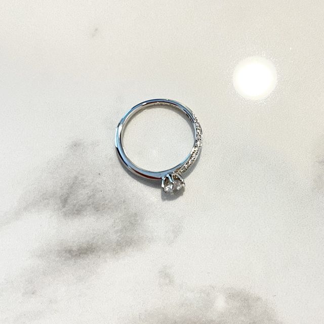 【Quand de Mariage(クワンドゥマリアージュ)の口コミ】 S字カーブの指輪で、かつ横にダイヤが入っているものがよかったので、この…