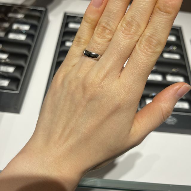 【銀座ダイヤモンドシライシの口コミ】 シンプルなデザインが気に入りました。
店員さんの対応もとても良く、沢山…