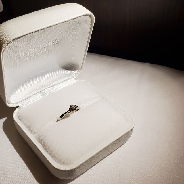 【シャルクレールの口コミ】 この指輪はメインダイヤの横に小さいダイヤが付いており、本来そのダイヤ…