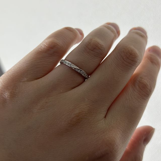 【銀座ダイヤモンドシライシの口コミ】 来店前、事前にデザインを決めていましたが実際に試着してみると自分の指…